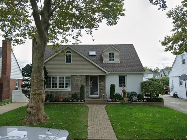 43 Beechwood Lane, New Hyde Park, NY 11040