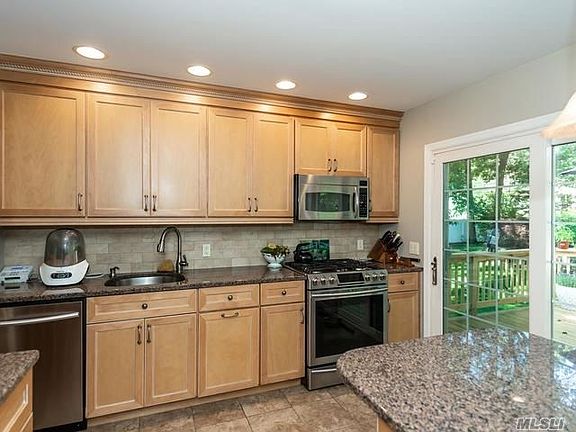 3rd image of 11 Burrwood Ct