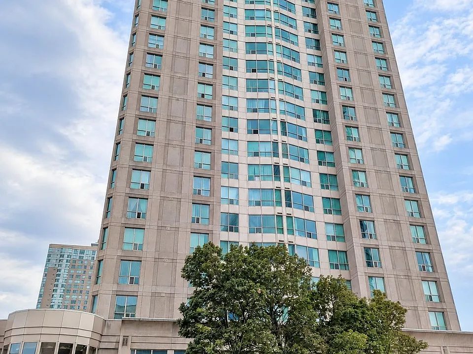 18 Lee Centre Dr #2110