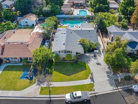 4th image of 4064 Acacia St