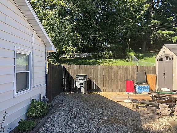 2nd image of 607 Thornberry Dr