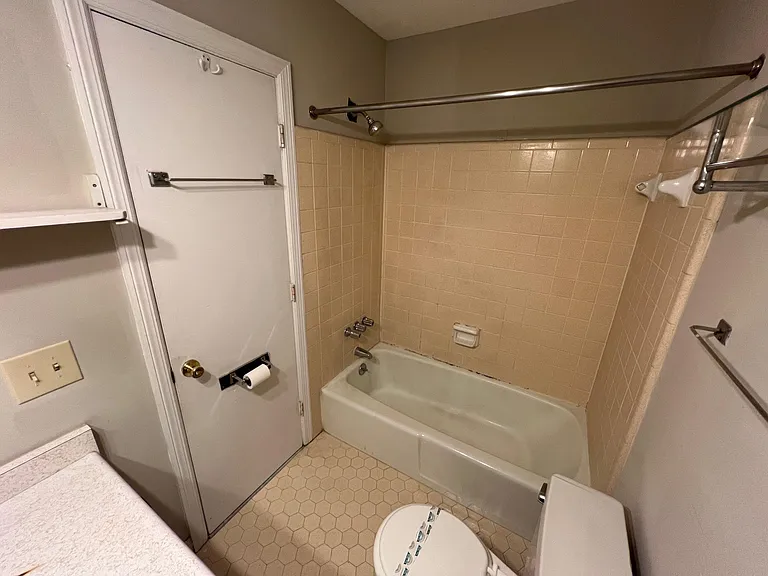 210 Henderson St #B — Photo 7
