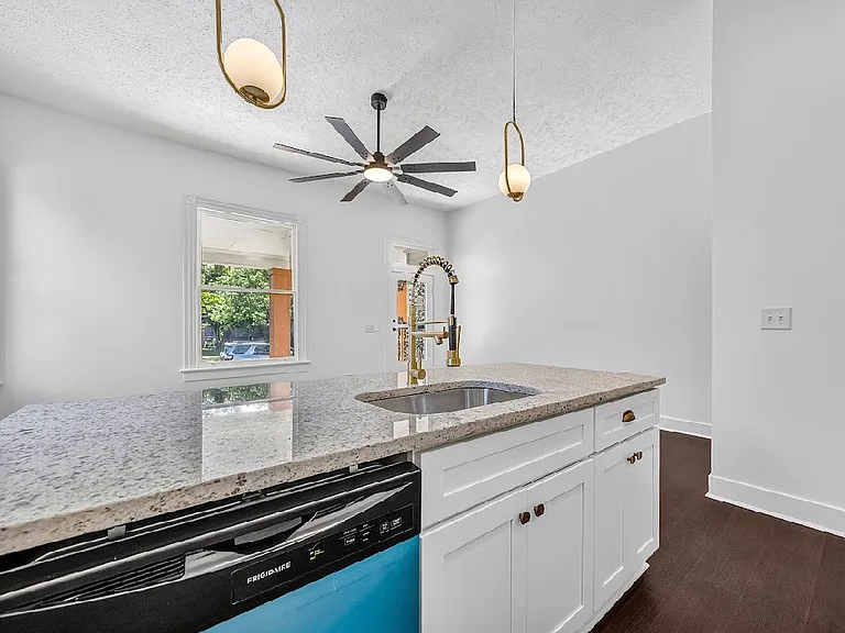 2807 Beacon Ave — Photo 9