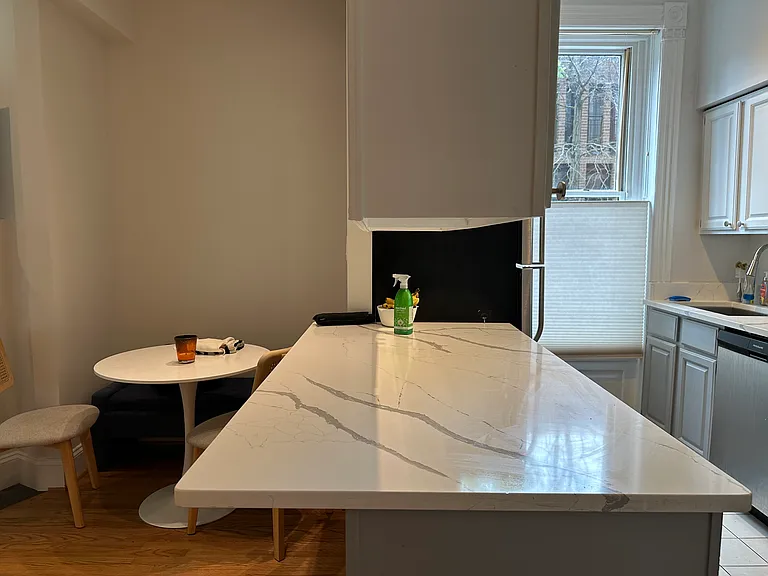208 W Willow St #1 — Photo 3