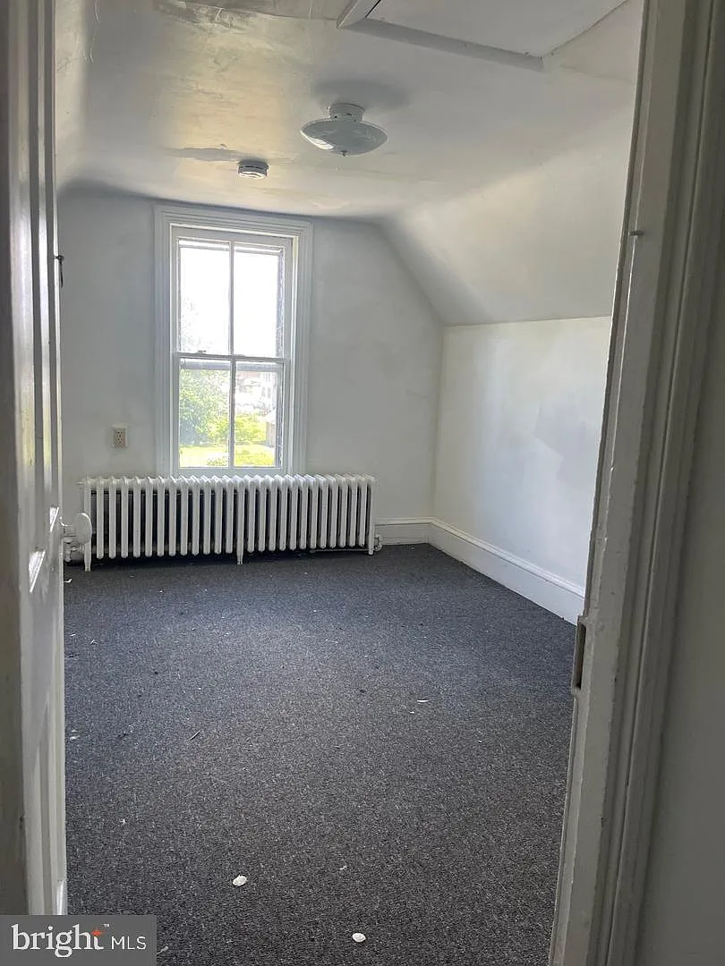 2 bed, 1.0 bath, 2640 sqft, $1,800 — Photo 2