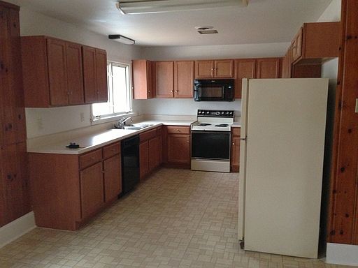 2nd image of 400 Debanne Rd