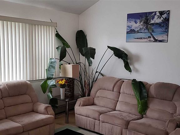 5th image of 562 Freeman Ave