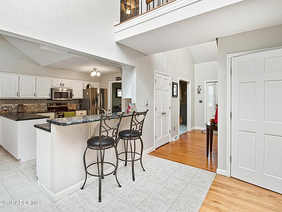 4th image of 700 Maywood Dr
