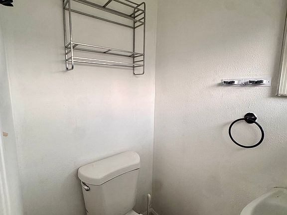 5th image of 610 Yucatan Dr