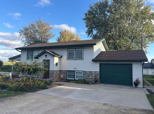 408 E Centre St, Garnavillo, IA 52049