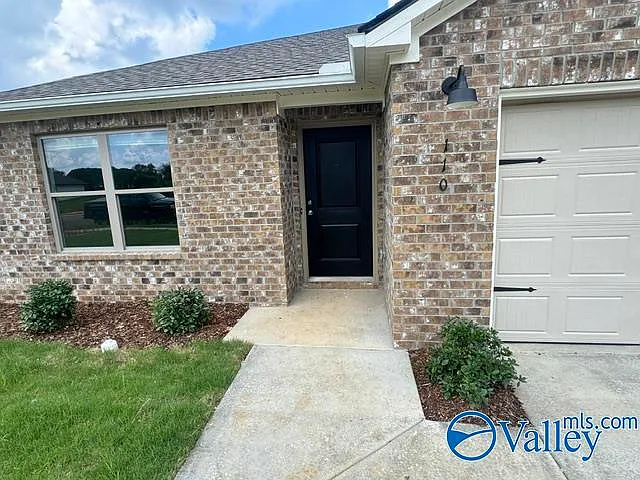 4 bed, 2.5 bath, 1955 sqft, $1,795 — Photo 2
