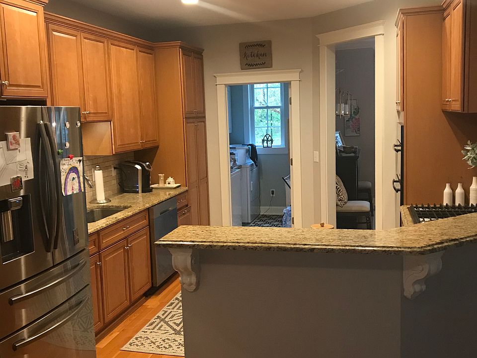 1st image of 204 Hickory Dr