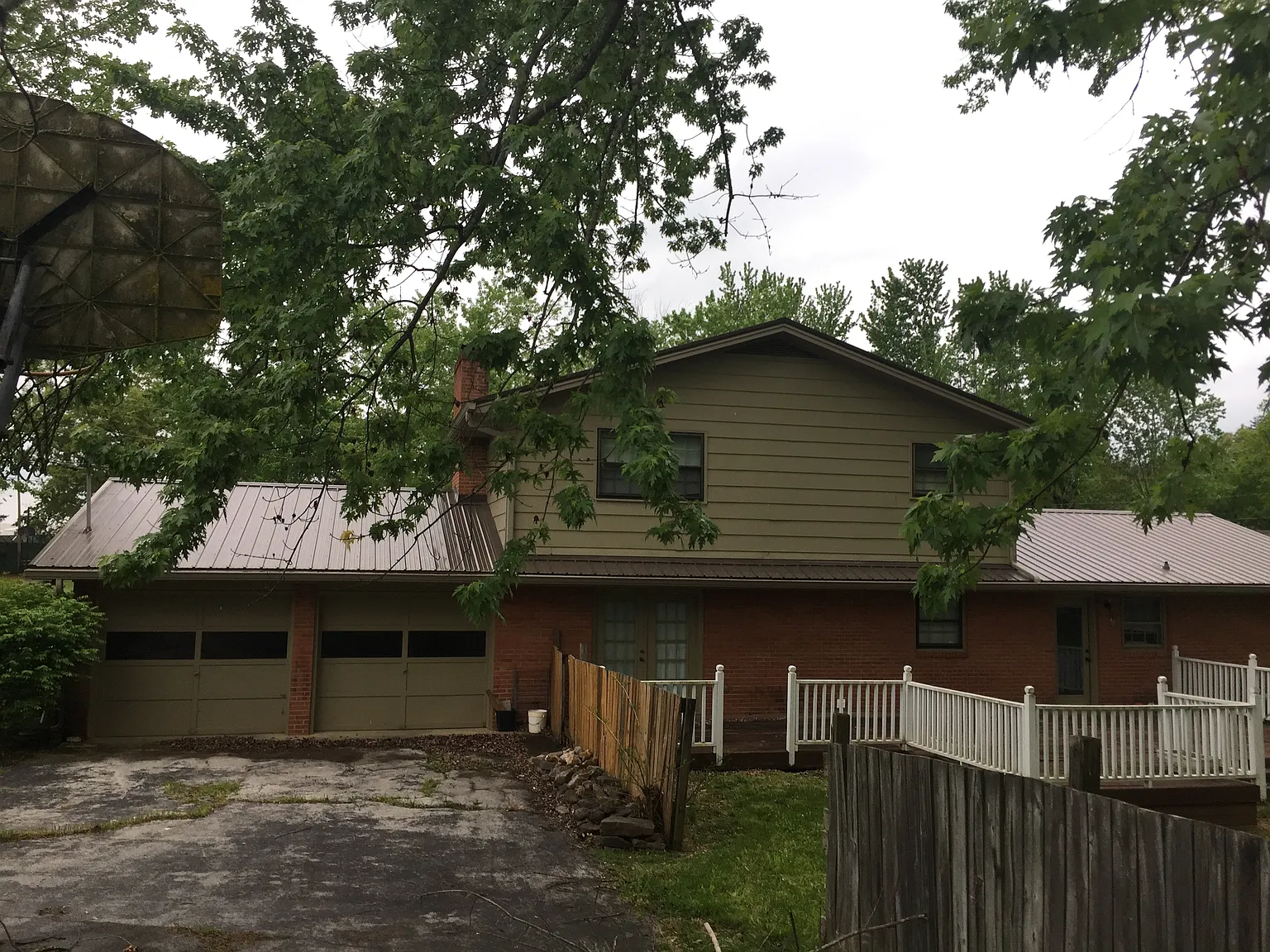 3 bed, 2.5 bath, 2300 sqft, $1,900 — Photo 2