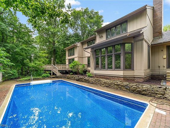4th image of 16 Laurel Hill Ln