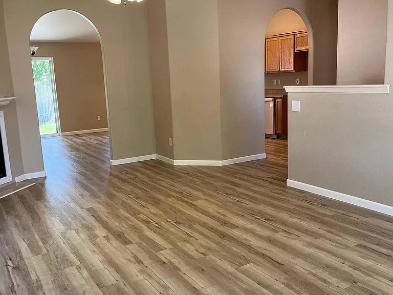 2052 Manchester Dr — Photo 6