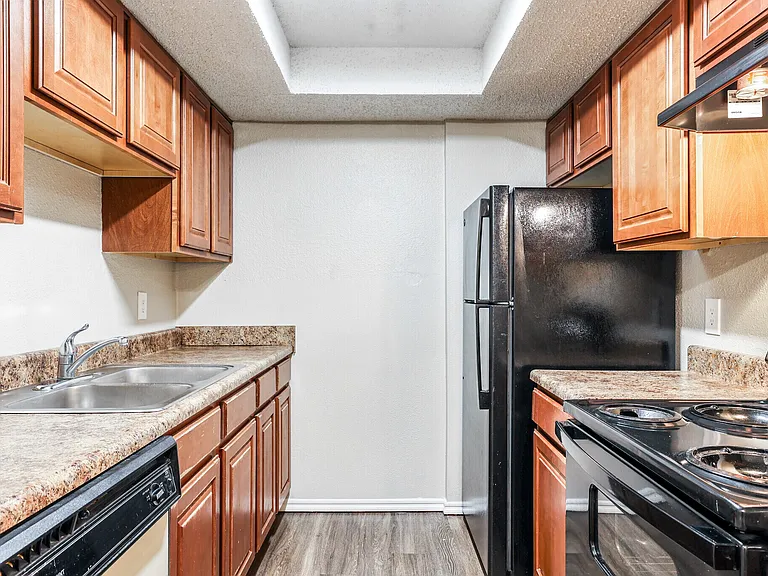 Fairfax Apartments — Photo 8