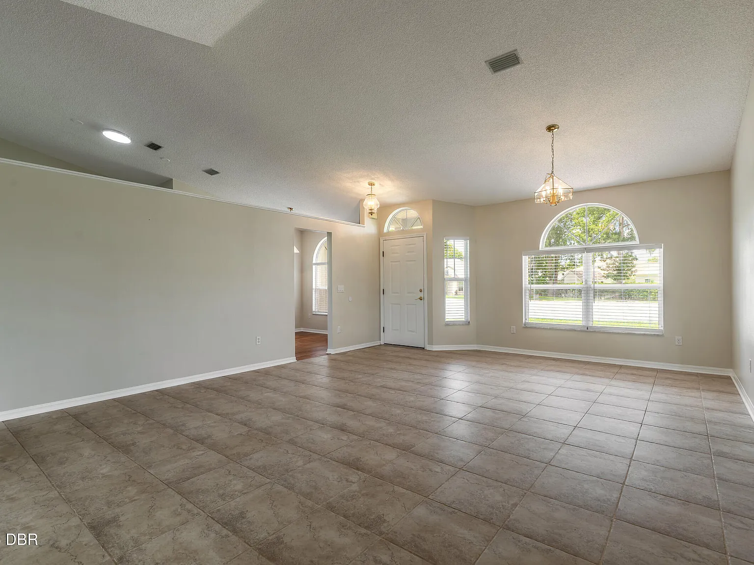 3 bed, 2.0 bath, 2080 sqft, $2,650 — Photo 4