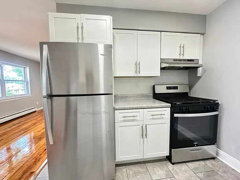 245 Reynolds Ter — Photo 4