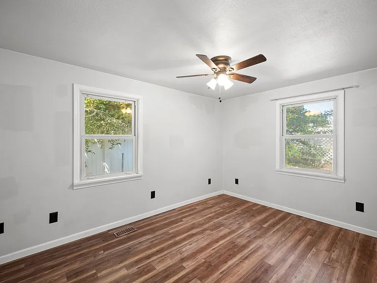 1504 E Queen Ave — Photo 8