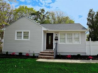 1677 Manatuck Blvd, Bay Shore, NY 11706