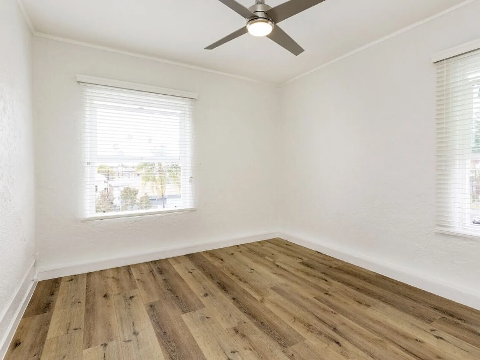 Manhattan III Apartments | Charming Bachelor, Studio & One-Bedroom Apartments in Koreatown — Photo 3