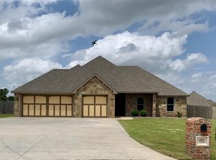 107 London Dr, Elgin, OK 73538