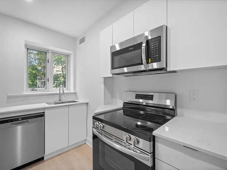 110 Saint Clair Ave W — Photo 29