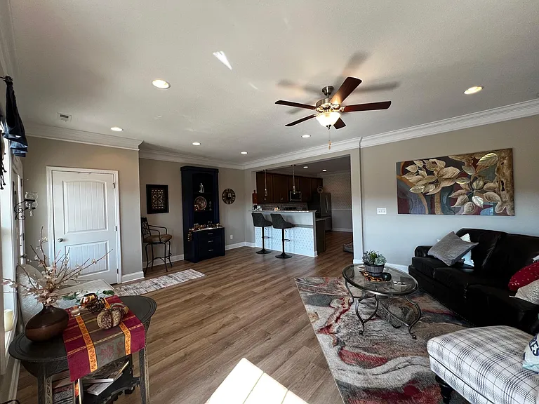344 Broadberry Ave — Photo 4