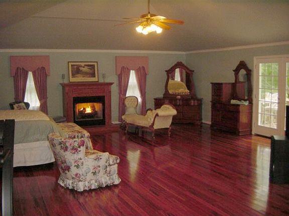 1,000sqft Owners SUite w/Spa Bath