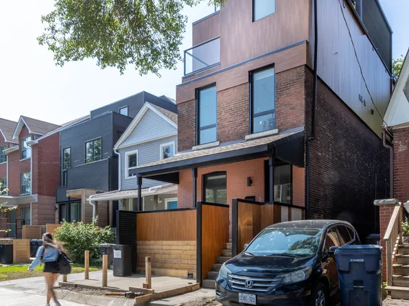 60 Jones Ave #B, Toronto, ON M4M 2Z8