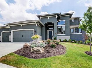 9675 Apple Blossom Ln, Parkville, MO 64152