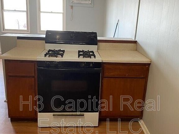 4th image of 406 Wood River Ave