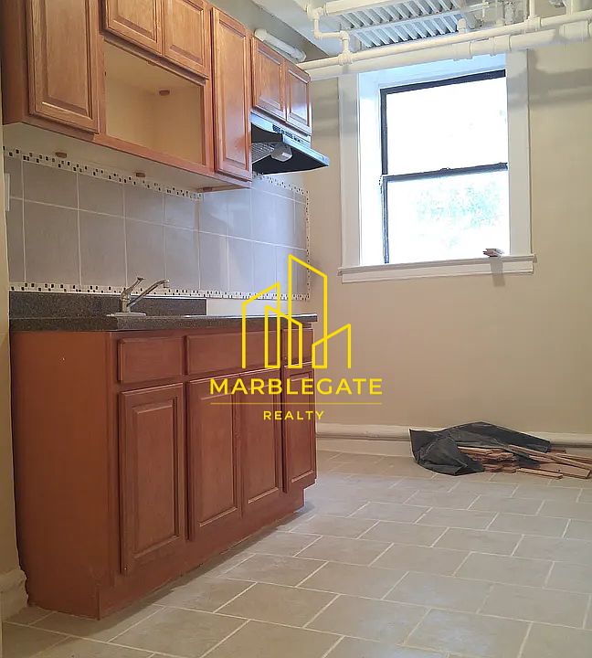 2nd image of 810 Broadway Ave #4022