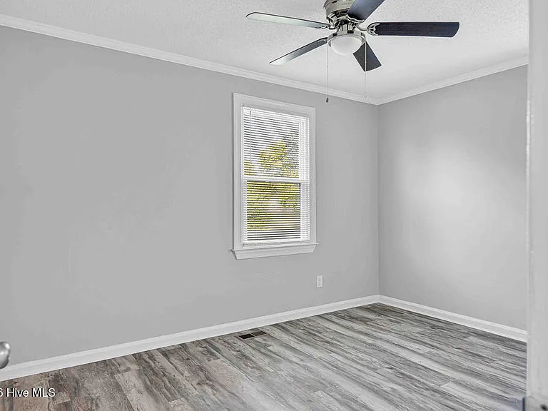322 Starling St — Photo 16