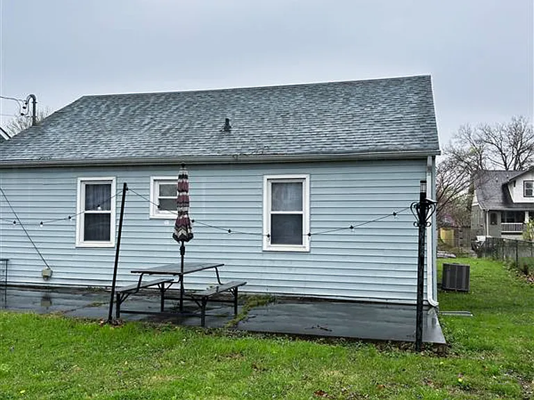 2415 Linden Ave — Photo 49