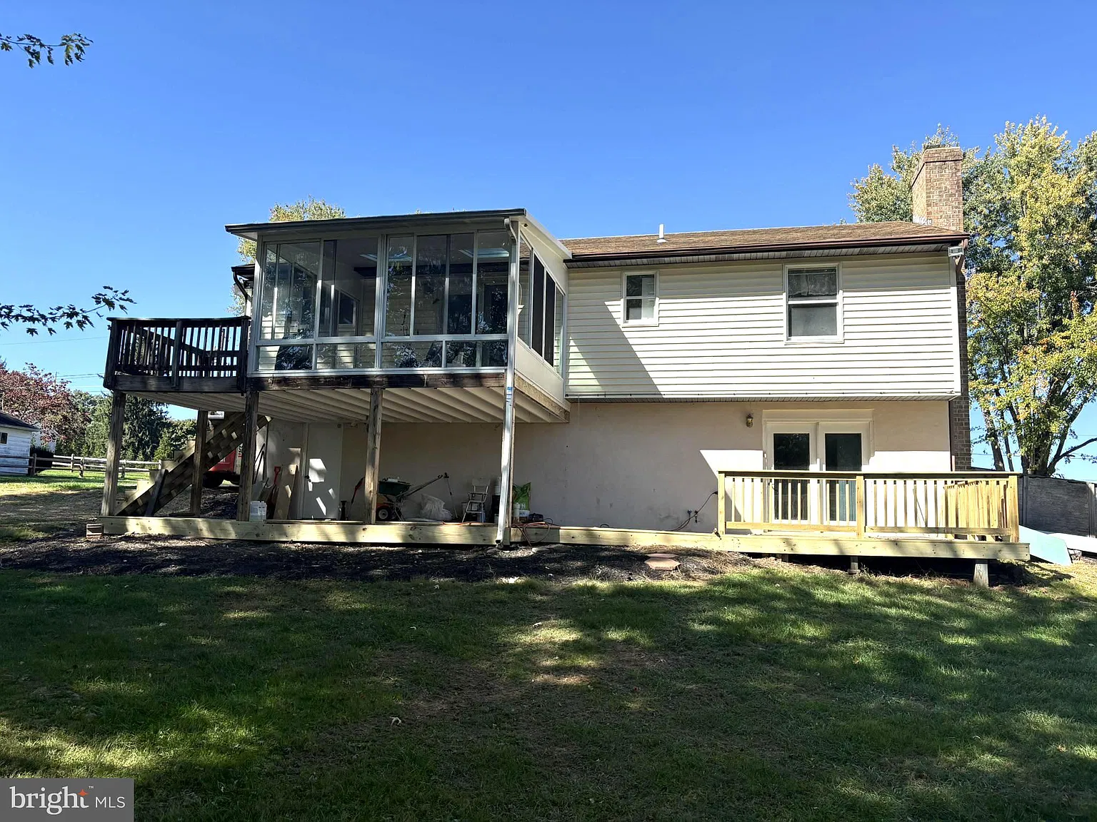 4 bed, 2.0 bath, 2364 sqft, $3,500 — Photo 2