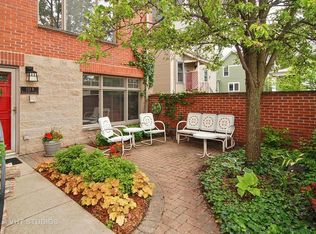 113 S Euclid Ave #B, Oak Park, IL 60302