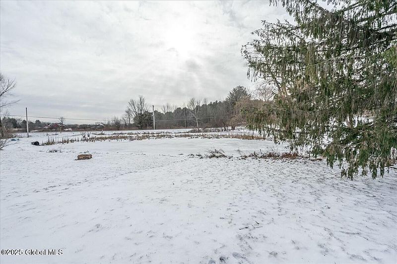 4th image of 810 Charlton Road