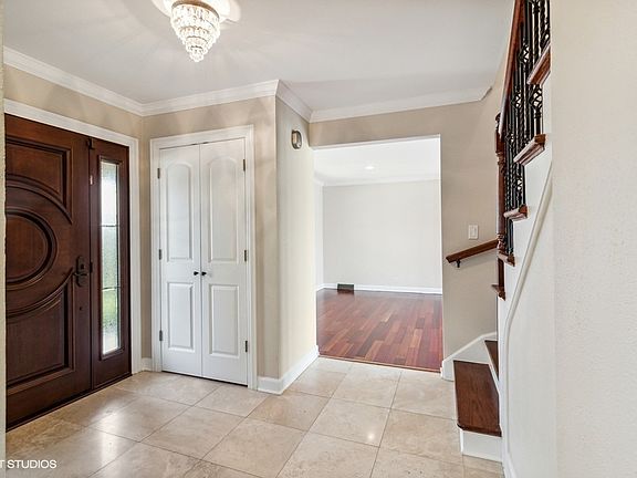 3rd image of 2826 Briarwood Dr E