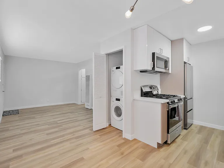 419 N Broadway — Photo 11