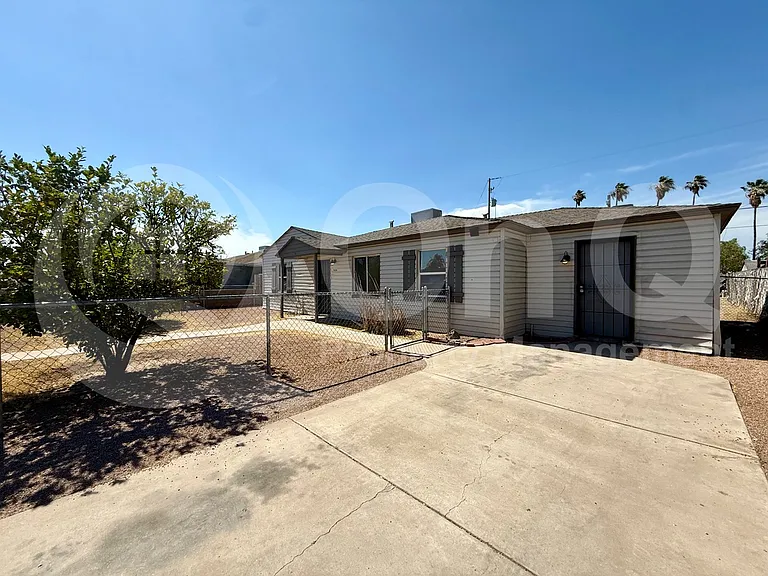 3026 W Pierce St — Photo 2