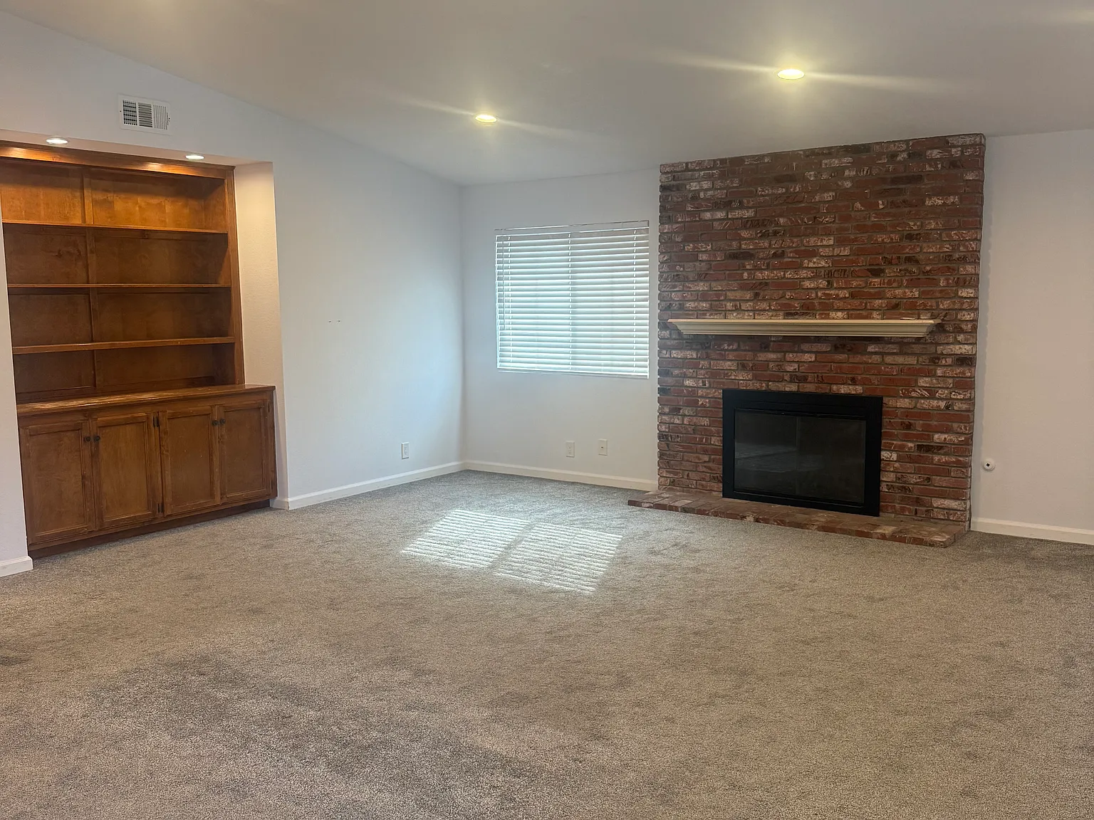 4 bed, 2379 sqft, $4,100 — Photo 4