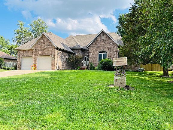 3rd image of 334 Coachlight Dr