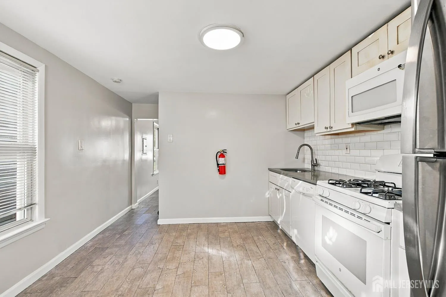 2 bed, 1.0 bath, $2,300 — Photo 3