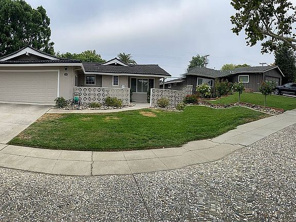 Entrance and front yard