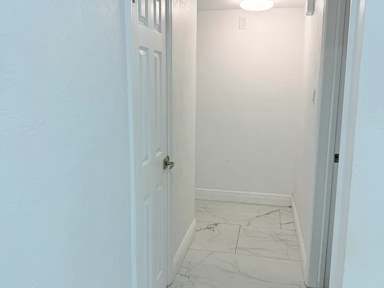 1557 Robinson Dr N — Photo 27