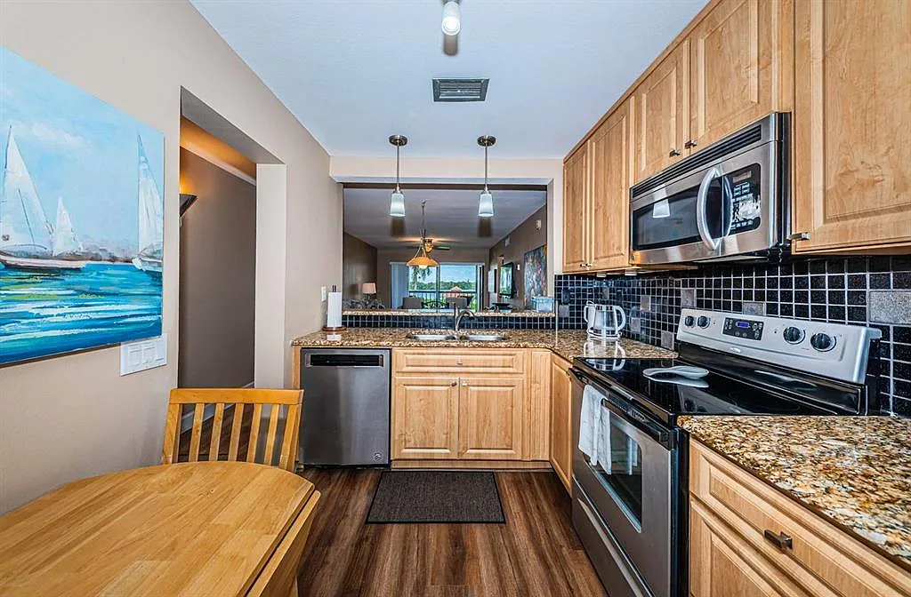 2 bed, 2.0 bath, 915 sqft, $2,000 — Photo 3