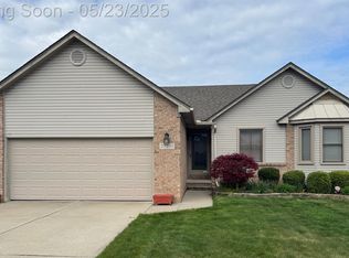 27201 Robin Dr, Chesterfield, MI