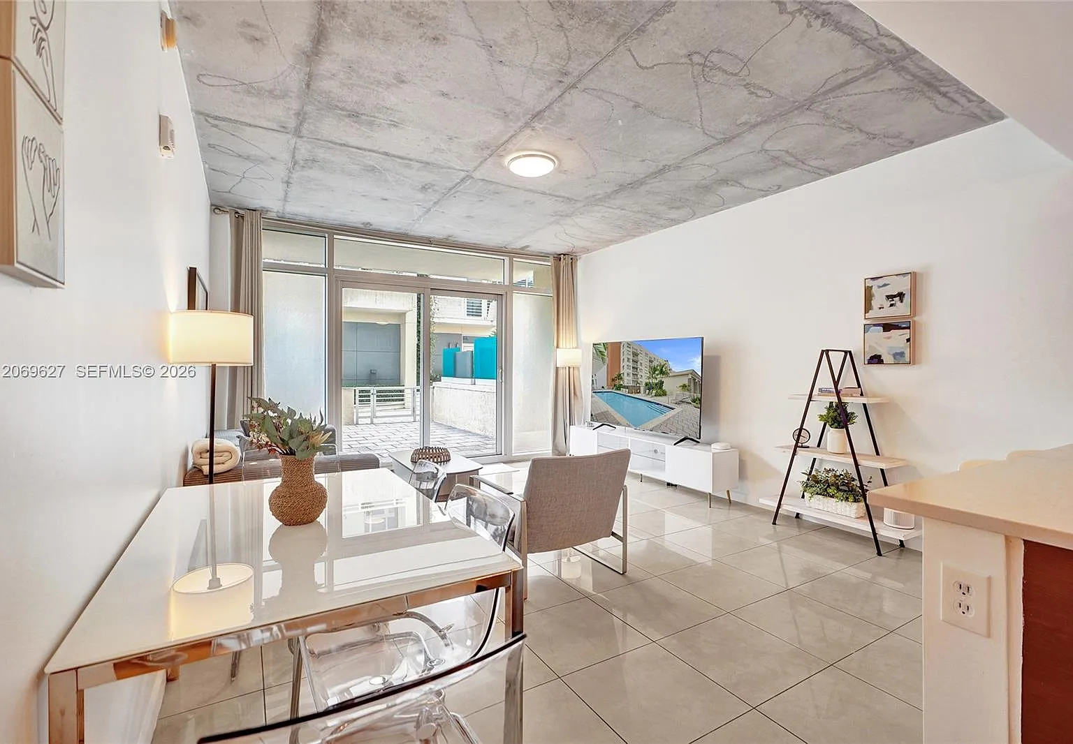 Midblock Miami Condo — Photo 4