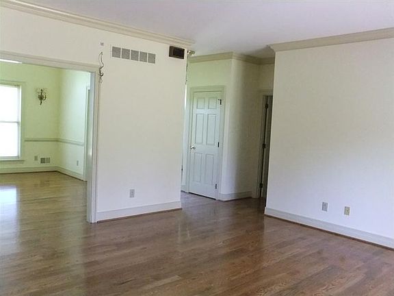 4th image of 2449 Carnegie Ln